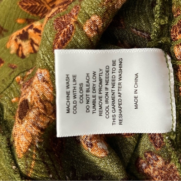 C&V Chelsea & Violet Floral Button Front Cropped Peasant Top. - Picture 8 of 10